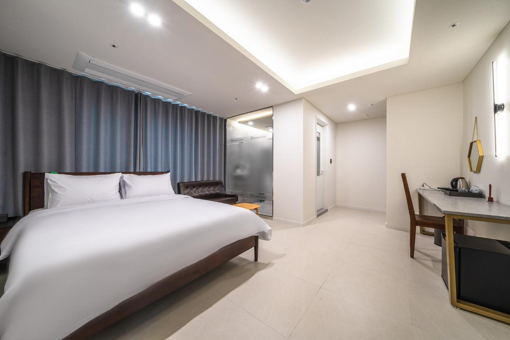 אינצ'ון Bluebird Hotel מראה חיצוני תמונה