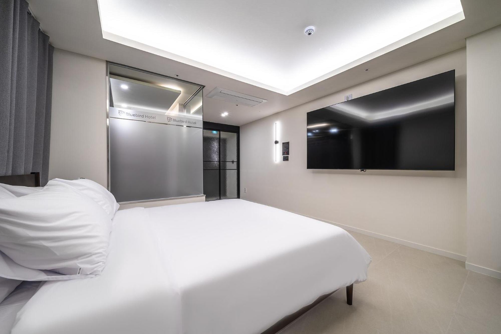 אינצ'ון Bluebird Hotel מראה חיצוני תמונה
