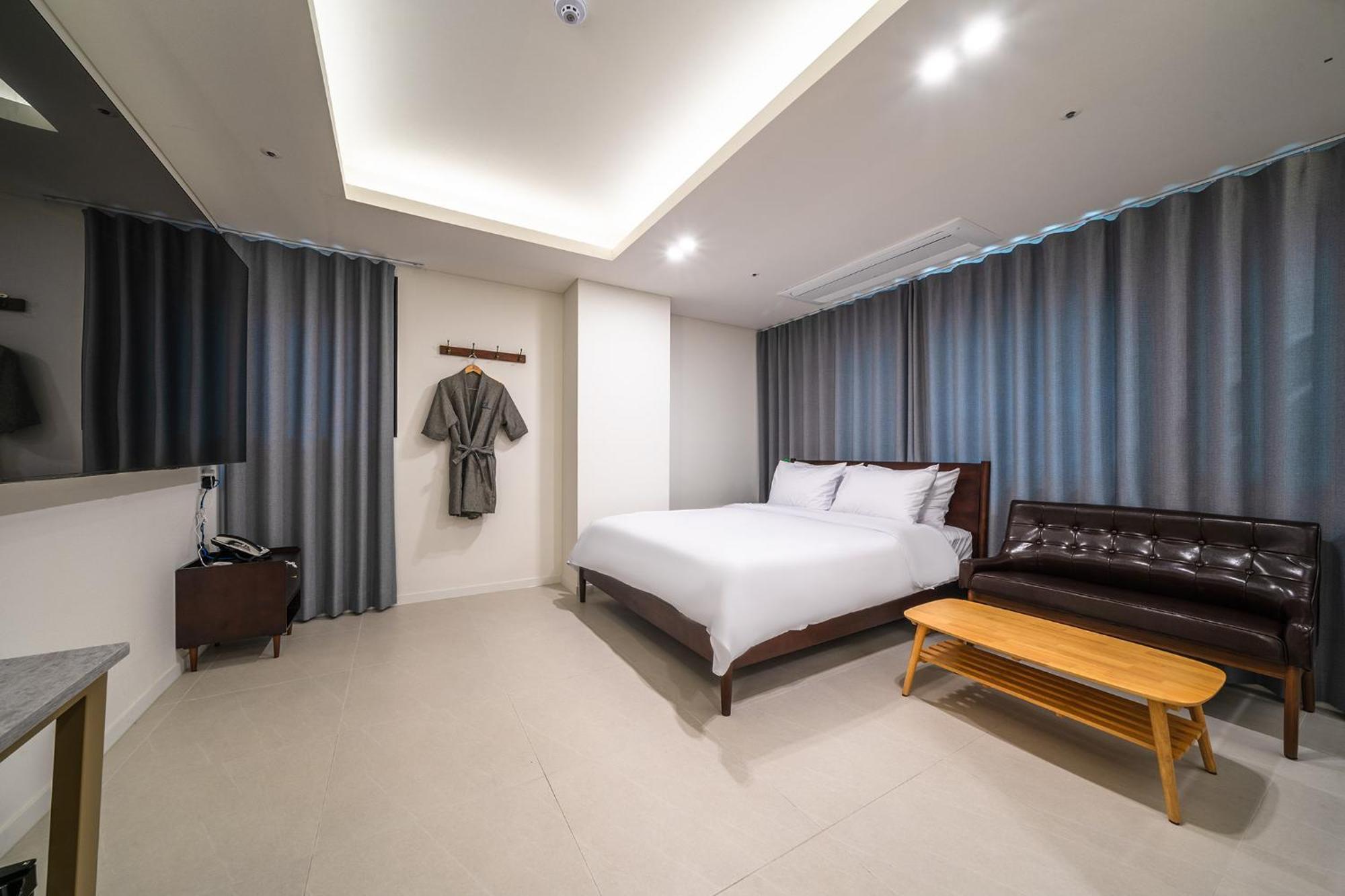 אינצ'ון Bluebird Hotel מראה חיצוני תמונה