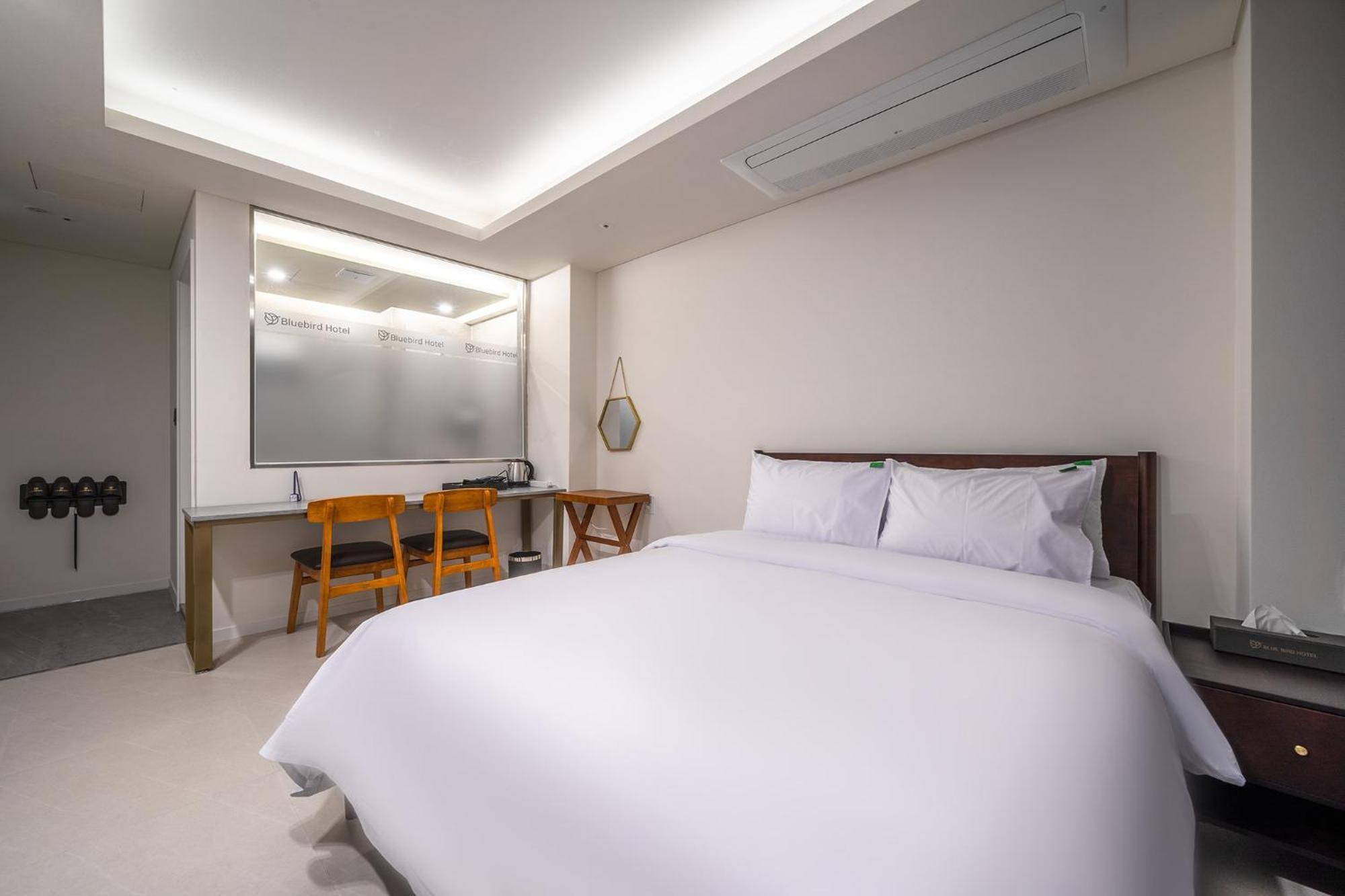 אינצ'ון Bluebird Hotel מראה חיצוני תמונה